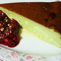 Фисташковый чизкейк с вишневым вареньемв Gino Cafe