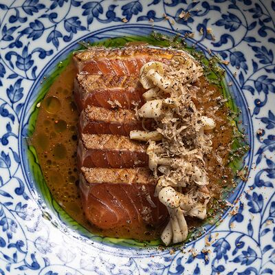 Татаки из лосося с черным трюфелем в Self Edge Japanese по цене 1500 ₽