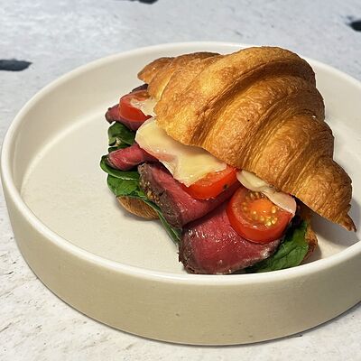 Круассан с ростбифом, томатами, сыром грюйер и горчичным соусом в MAYAR по цене 1000 ₽