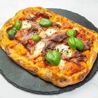 Пицца с брискетом из грудинки и печеным перцем в The Brasserie