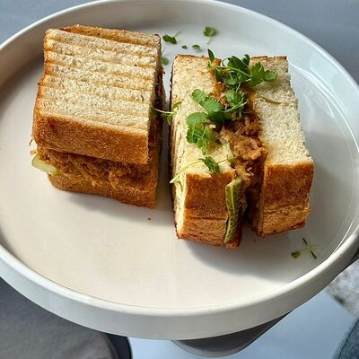 Сэндвич с рваной свининой в Camon Cafe по цене 930 ₽