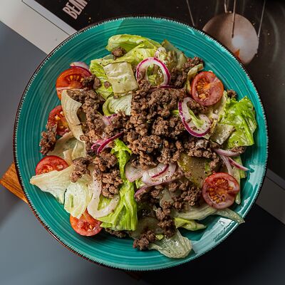 Салат с жареным фаршем в В Космосе Есть по цене 400 ₽
