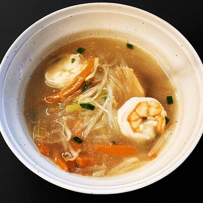 Суп с фунчозой и креветками в Singapore Premium по цене 390 ₽