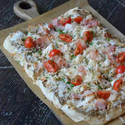 Римская пицца с курицей сувид и беконом в Гости, бистро по цене 780 ₽