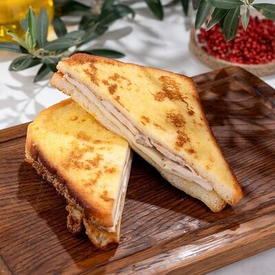 Французский тост с курицей и сыром в Петрушка по цене 342 ₽