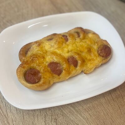 Сосиска по-королевски в Le petit delice по цене 200 ₽