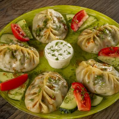 Манты в Вкусная и сочная по цене 370 ₽