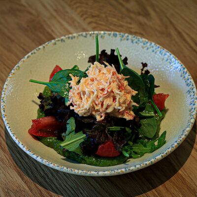 Салат с камчатский крабомв DVOR гриль-бистро по цене 1100 ₽