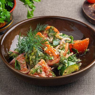 Пряный салат с грецкими орехами в Щепка по цене 330