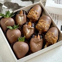Клубника, банан и финики в шоколадев SweetGift клубника в шоколаде