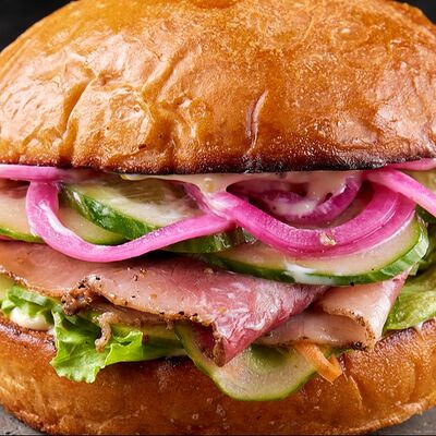 Бургер с рваной свининой и огурцами Бурбон в ресторан 