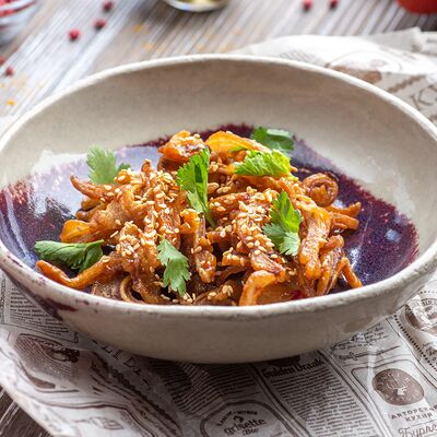 Свиные уши в соусе свит чилив Brasserie Kriek по цене 690 ₽