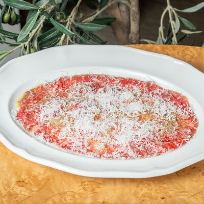 Карпаччо из говядины с козьим сыромв Grecco по цене 1290 ₽