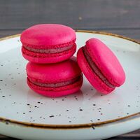 Макарон с малиной в Entree