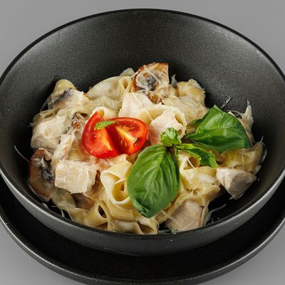 Паста с курицей и грибами в Meat & Grill по цене 690 ₽