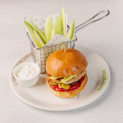 Бургер детский с котлетой из индейки и огуречными палочками в АндерСон по цене 490 ₽