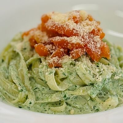 Паста со шпинатом, горгонзолой и копченым лососем в Al Dente по цене 32 р.