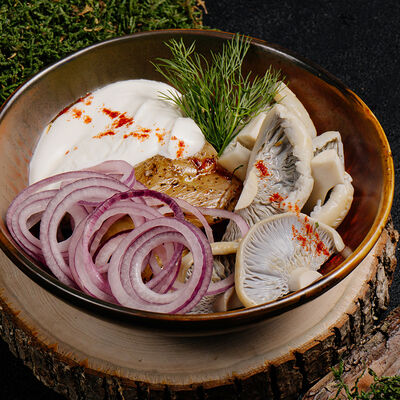 Грузди с копченой сметаной, печеным картофелем и луком в Реконструкция по цене 990 ₽