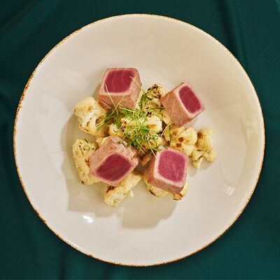 Тунец с жареной цветной капустой в Бали по цене 1200 ₽