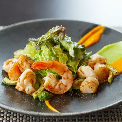 Теплый салат с гребешком гриль, тигровыми креветками, мягким авокадо и тыквенным кремом в Per Se по цене 1350 ₽