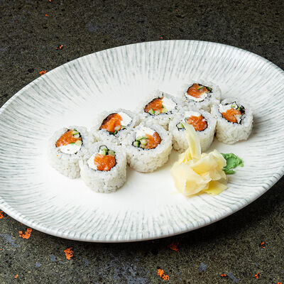 Ролл с лососем в Sumo Izakaya по цене 650 ₽