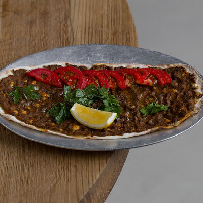 Лахмаджун, говядина, томаты в Saray по цене 950 ₽