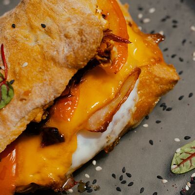 Сэндвич с курицей гриль и имбирным перцемв Renoir coffee по цене 570 ₽