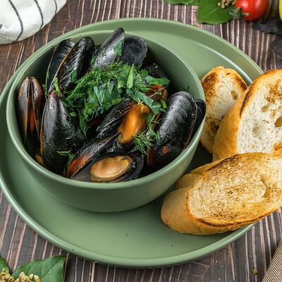 Мидии в томате с зеленью в Солянка Крафт Бар по цене 1121 ₽