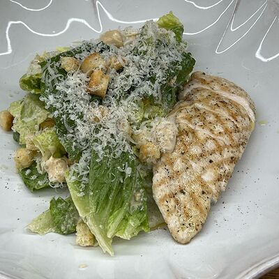 Салат Цезарь с курицей в Florentini City Café по цене 850 ₽