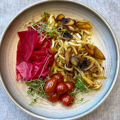 Жареный картофель с шампиньонами и домашними разносолами в Веранда по цене 590