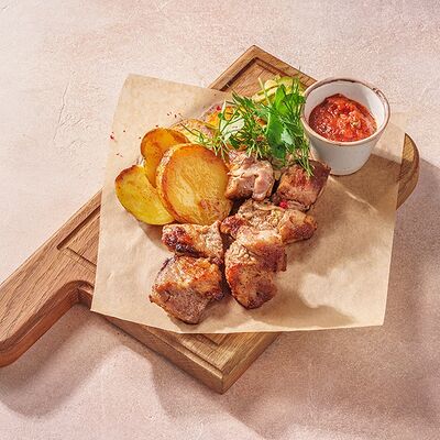 Шашлык из свинины с картофелем гриль в Перчини на огне по цене 620