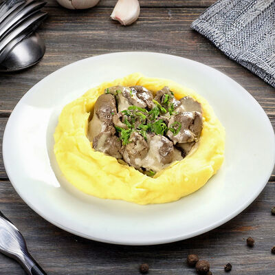 Пюре с куриной печенью в сметанев Метелица по цене 320 ₽