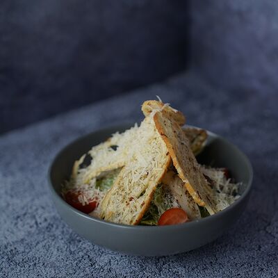 Салат Цезарь с куриным филе су-вид в Кофетоп по цене 580 ₽