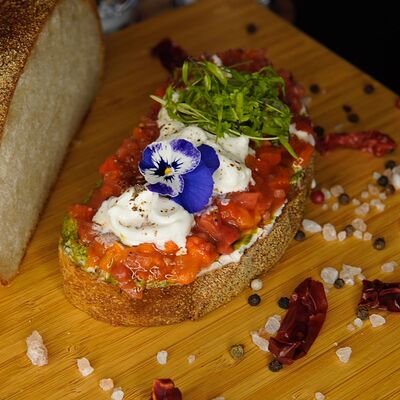 Брускетта с запеченным перцем в Игристо по цене 650 ₽