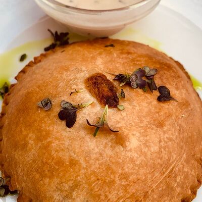 Пирог с томленой телятиной и белыми грибами со сливочно-грибным соусомв Улитка по цене 595 ₽