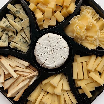 Сырная тарелка Под винишко в Скажите сыр! по цене 4680 ₽