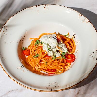 Паста с нежной страчателлой и ароматным томатным соусом в География по цене 610 ₽