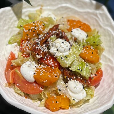 Салат с печеной тыквой, курицей гриль, томатами черри, вялеными томатами, творожным сыром и трюфельной заправкойв Бульвар по цене 580 ₽