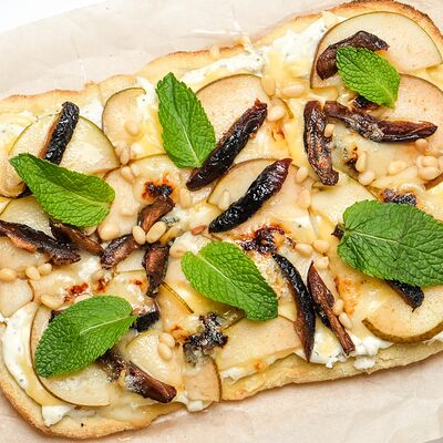 Не пицца Сырная с грушей и сливой в Cafeshion по цене 750 ₽