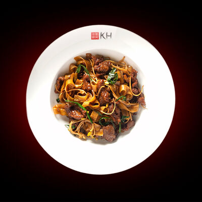 Жареная широкая рисовая лапша Хэ-фан с говядиной в Китайские Новости по цене 950 ₽