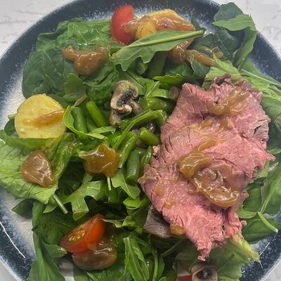 Салат с ростбифомв Yosera по цене 640 ₽