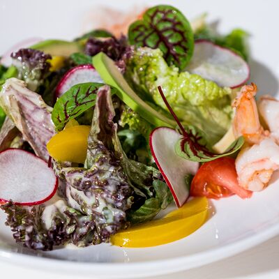 Салат Микс с креветками и персиком в Семейные традиции по цене 590 ₽