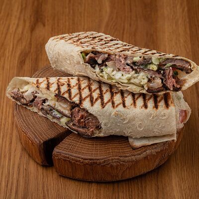 Шаверма с говядиной в лавашев Шаверма Sphinx по цене 549 ₽