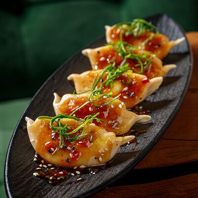 Гёдза c креветками и страчателлой в Smoky Rabbits Chillout Bar по цене 590 ₽