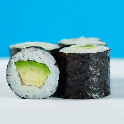 Ролл маки с авокадо в Русалочка любит суши по цене 240 ₽