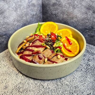 Салат с уткой Sous vide и малиновым соусом в Сытый гусь по цене 800 ₽