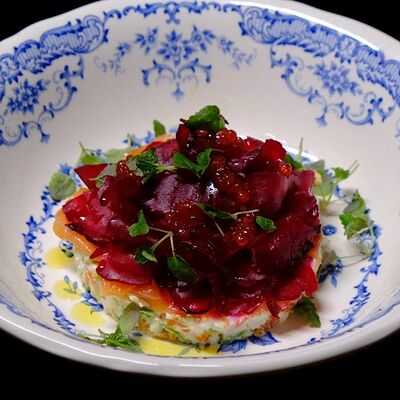 Салат с лососем в Дюбонне по цене 730 ₽