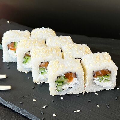 Ролл Сёмга в кунжуте в Суши и Роллы по цене 549 ₽