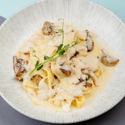 Фетучини с курицей и грибами в сливочном соусе в Лебовски Пицца и Боулинг по цене 630 ₽