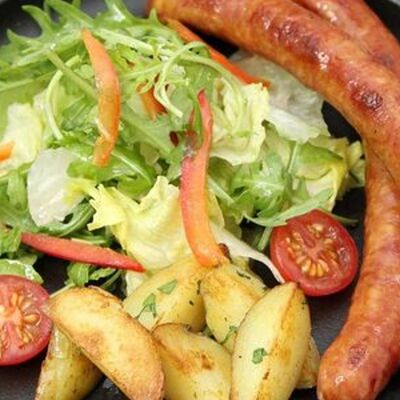 Колбаски гриль говяжьи с жареными картофельными дольками и грибами в Panama City по цене 669 ₽